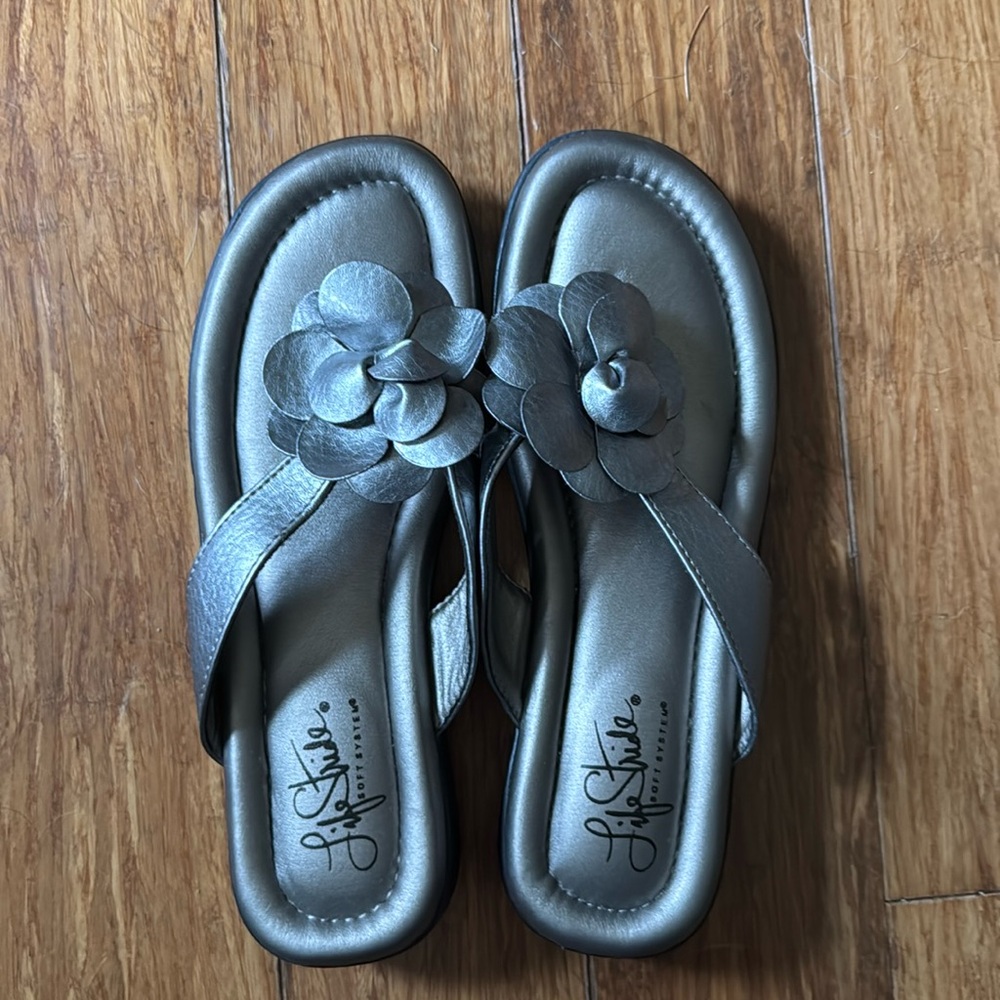 Life Style Soft System Metallic Silver Flip Flop, NWOT | Flowers | sz 7M